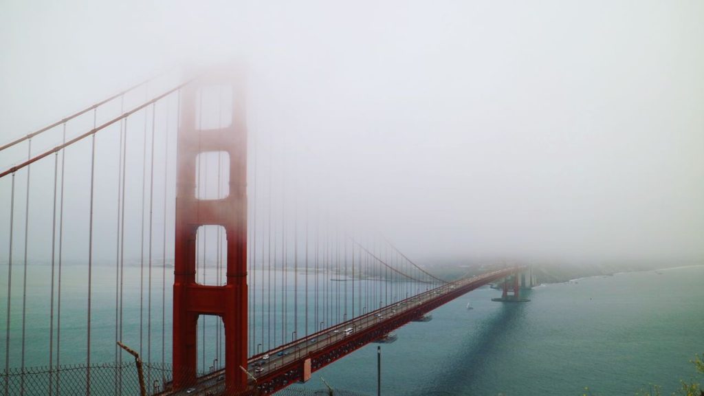 san francisco, collines, brume et esprit indépendant