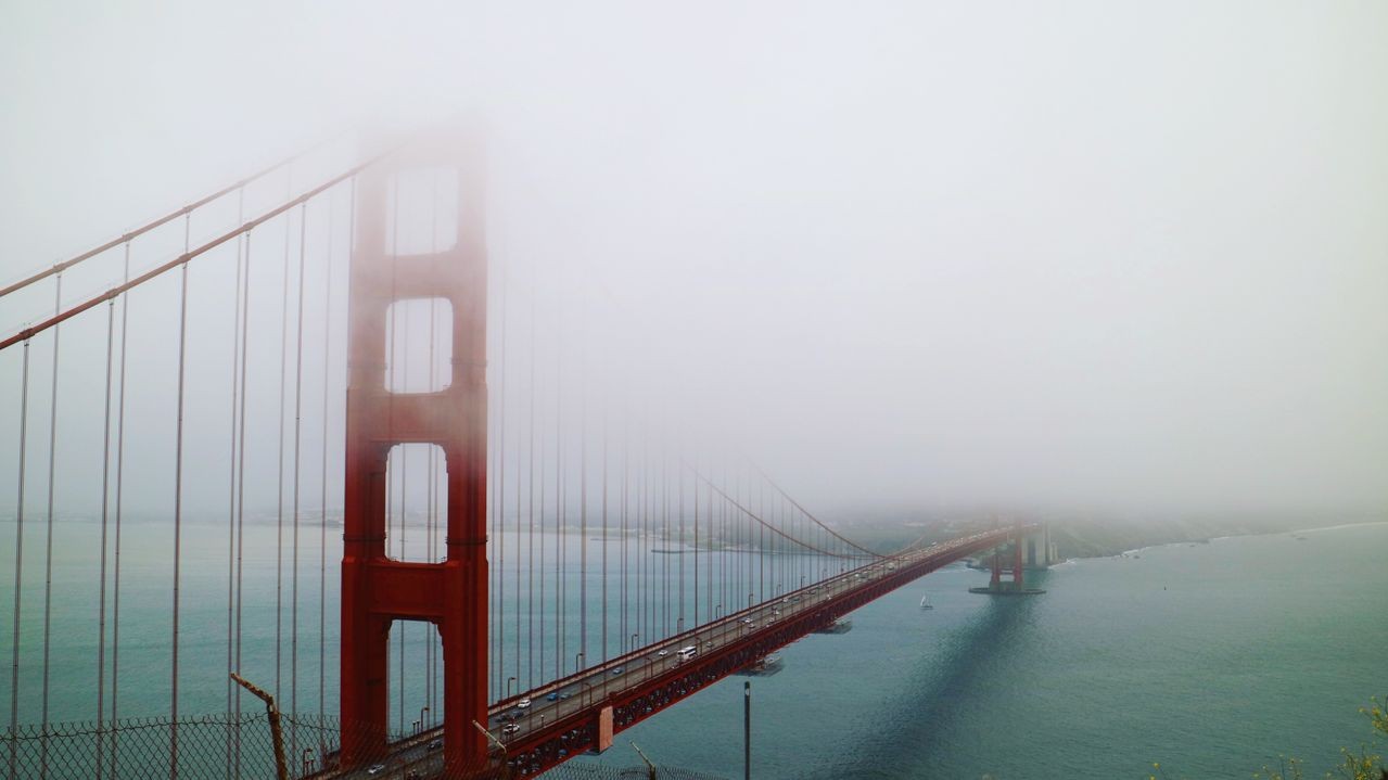 san francisco, collines, brume et esprit indépendant